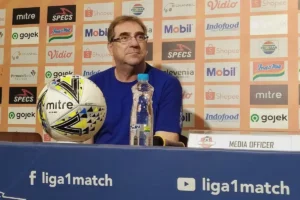 Persib Dipaksa Bertarung Tanpa Lima Pilar Utama Lawan Arema, Robert Alberts Siapkan Strategi Tanpa Striker
