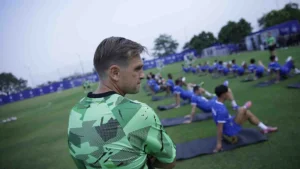 Persib Bandung Gelar Latihan Perdana Era Igor Tolić, Ribuan Bobotoh Memadati Lapangan
