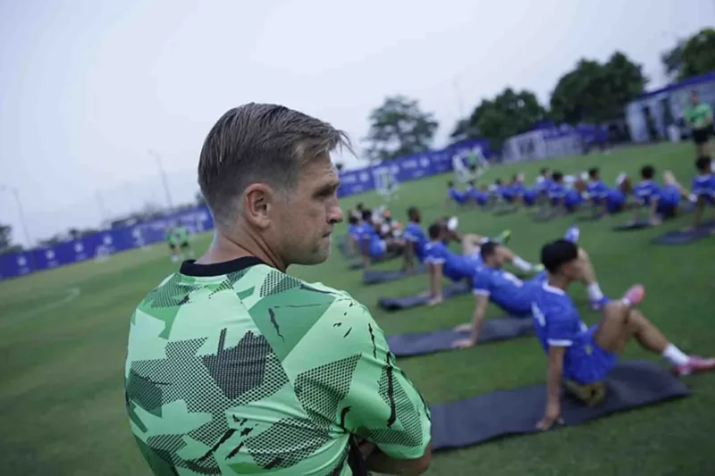 Persib Bandung Gelar Latihan Perdana Era Igor Tolić, Ribuan Bobotoh Memadati Lapangan